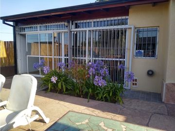 Chalet 3 amb. Barrio Castagnino. Pileta de natación.