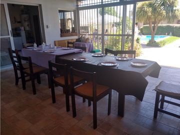 Chalet 3 amb. Barrio Castagnino. Pileta de natación.