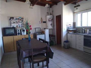 Chalet 3 amb. Barrio Castagnino. Pileta de natación.