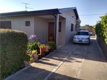 Chalet 3 amb. Barrio Castagnino. Pileta de natación.
