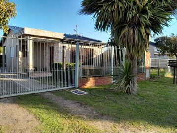 Chalet 3 amb. Barrio Castagnino. Pileta de natación.