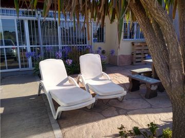 Chalet 3 amb. Barrio Castagnino. Pileta de natación.