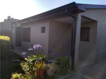 Chalet 3 amb. Barrio Castagnino. Pileta de natación.