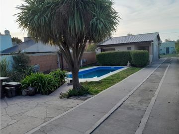 Chalet 3 amb. Barrio Castagnino. Pileta de natación.