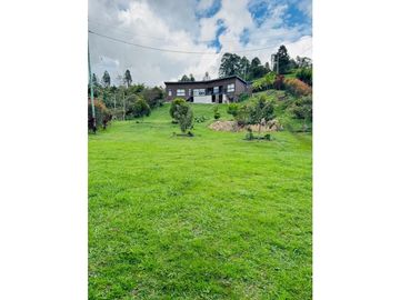 EN GUARNE VIVE RODEADO DEL CAMPO EN UNA VIVIENDA MODERNA Y CON CONFORT