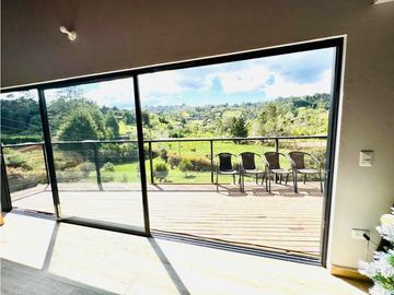 EN GUARNE VIVE RODEADO DEL CAMPO EN UNA VIVIENDA MODERNA Y CON CONFORT