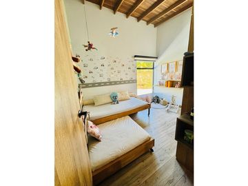 EN GUARNE VIVE RODEADO DEL CAMPO EN UNA VIVIENDA MODERNA Y CON CONFORT