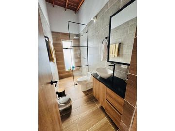 EN GUARNE VIVE RODEADO DEL CAMPO EN UNA VIVIENDA MODERNA Y CON CONFORT