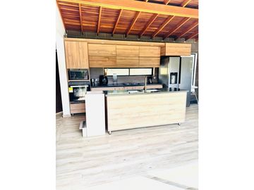 EN GUARNE VIVE RODEADO DEL CAMPO EN UNA VIVIENDA MODERNA Y CON CONFORT