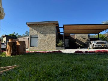 EN GUARNE VIVE RODEADO DEL CAMPO EN UNA VIVIENDA MODERNA Y CON CONFORT