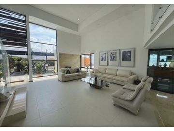 SE VENDE FINCA EN EL LAGO CALIMA AR