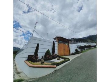 SE VENDE FINCA EN EL LAGO CALIMA AR