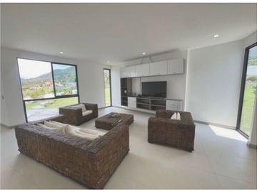 SE VENDE FINCA EN EL LAGO CALIMA AR