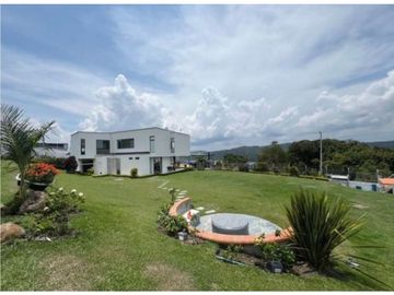 SE VENDE FINCA EN EL LAGO CALIMA AR