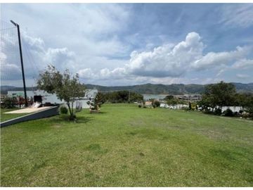SE VENDE FINCA EN EL LAGO CALIMA AR