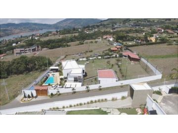 SE VENDE FINCA EN EL LAGO CALIMA AR