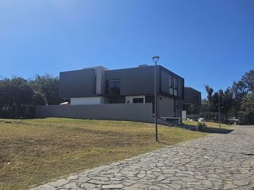 Casa amueblada con acabados de lujo en ARAUCA II