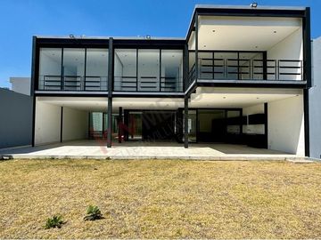 Estrena espectacular residencia en Real de Acueducto, Bosque Real.