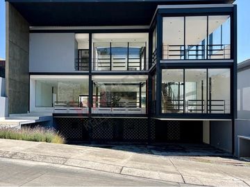 Estrena espectacular residencia en Real de Acueducto, Bosque Real.