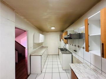 SE VENDE CASA AMPLIA DE TRES PISO - SECTOR SUR DE IQUIQUE