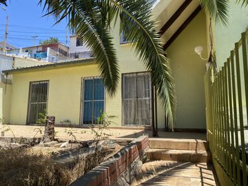 Venta de casa familiar, espacios amplios y cercanía a la playa
