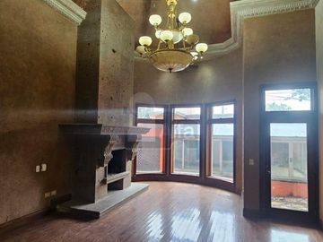 Casa en venta al norte de Saltillo, Residencial Jardines de Versalles