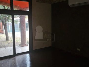 Casa en venta al norte de Saltillo, Residencial Jardines de Versalles