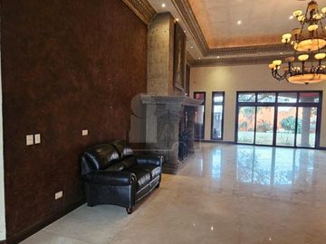 Casa en venta al norte de Saltillo, Residencial Jardines de Versalles