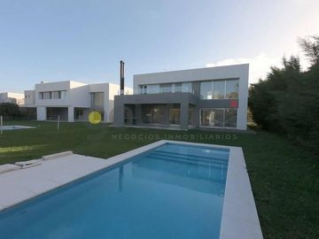 Imponente Propiedad de Moderno Diseño en 2 Plantas con Piscina