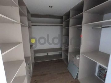 Imponente Propiedad de Moderno Diseño en 2 Plantas con Piscina