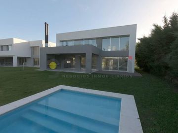 Imponente Propiedad de Moderno Diseño en 2 Plantas con Piscina