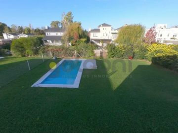 Imponente Propiedad de Moderno Diseño en 2 Plantas con Piscina