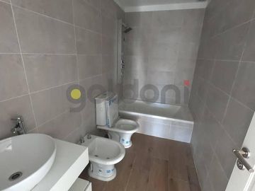 Imponente Propiedad de Moderno Diseño en 2 Plantas con Piscina