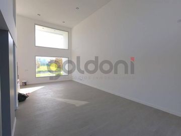 Imponente Propiedad de Moderno Diseño en 2 Plantas con Piscina
