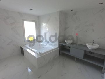 Imponente Propiedad de Moderno Diseño en 2 Plantas con Piscina