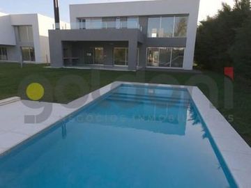 Imponente Propiedad de Moderno Diseño en 2 Plantas con Piscina