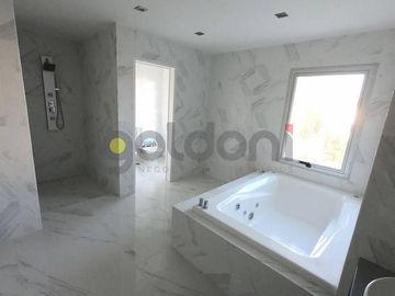 Imponente Propiedad de Moderno Diseño en 2 Plantas con Piscina
