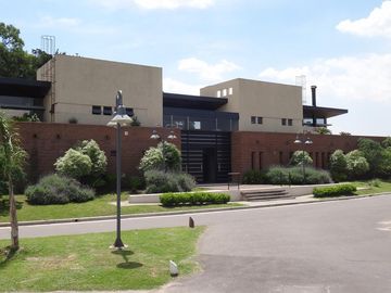 Imponente Propiedad de Moderno Diseño en 2 Plantas con Piscina