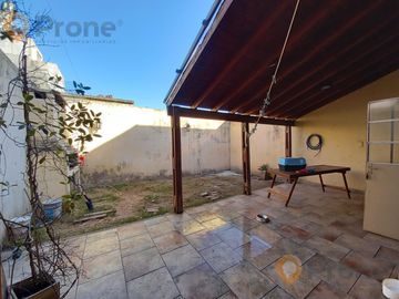 Casa al frente con cochera