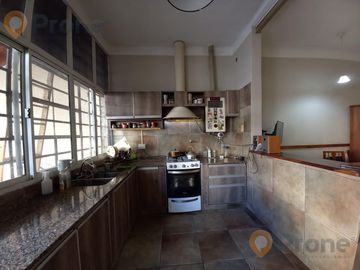 Casa al frente con cochera