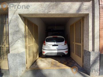 Casa al frente con cochera