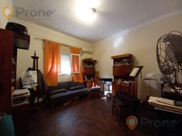 Casa al frente con cochera