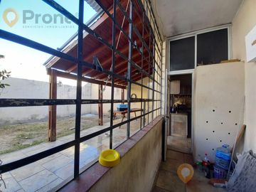 Casa al frente con cochera