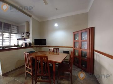 Casa al frente con cochera