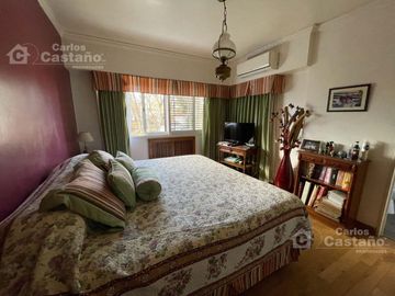 Solida Casa Sobre Lote de 500m2 con Gran Parque, Piscina y Garaje Para 3 Autos