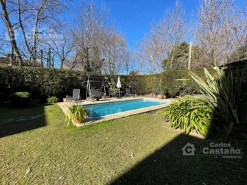 Solida Casa Sobre Lote de 500m2 con Gran Parque, Piscina y Garaje Para 3 Autos
