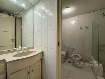 Solida Casa Sobre Lote de 500m2 con Gran Parque, Piscina y Garaje Para 3 Autos