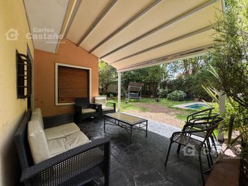 Solida Casa Sobre Lote de 500m2 con Gran Parque, Piscina y Garaje Para 3 Autos