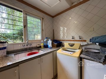 Solida Casa Sobre Lote de 500m2 con Gran Parque, Piscina y Garaje Para 3 Autos