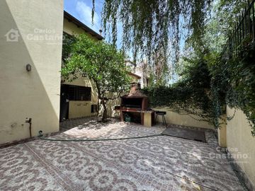 Solida Casa Sobre Lote de 500m2 con Gran Parque, Piscina y Garaje Para 3 Autos
